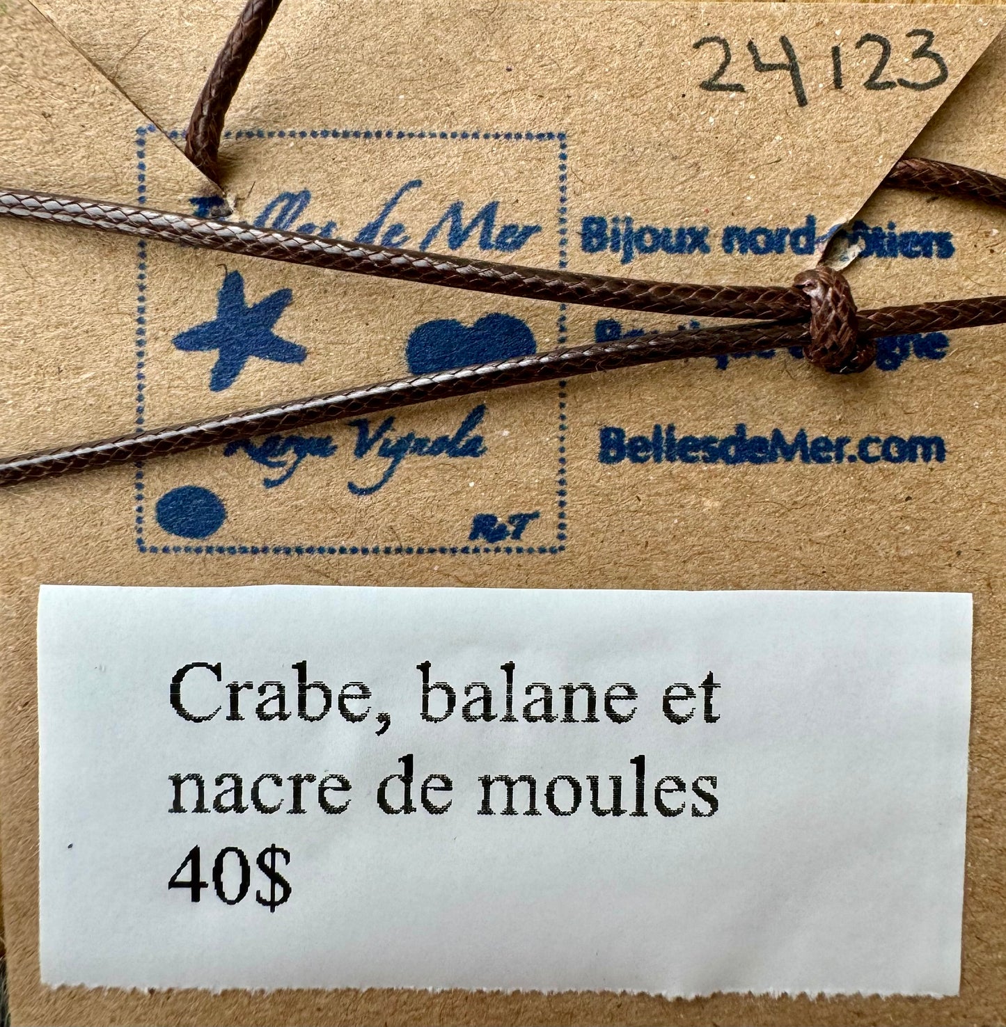 Pendentif crabe, balane et nacre de moules