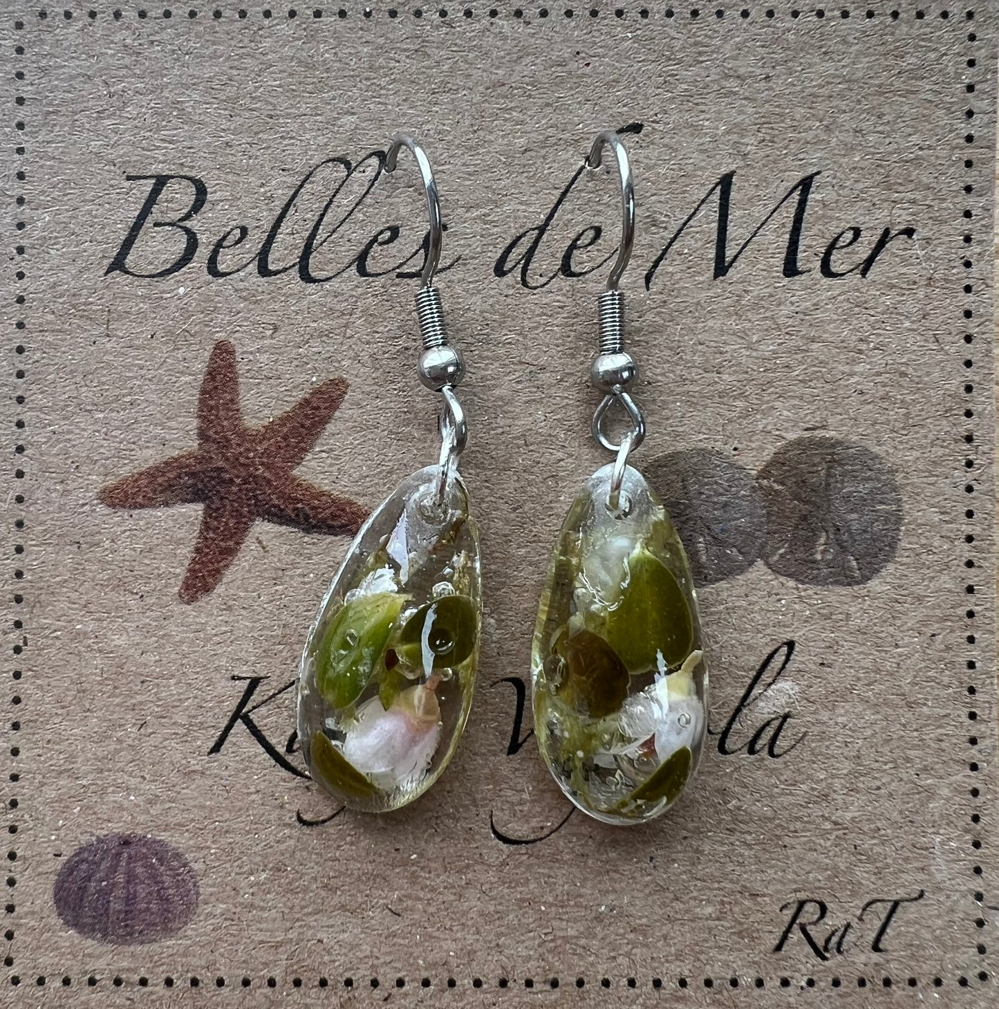 Boucles d’oreilles feuilles et boutons de fleurs de graines rouges