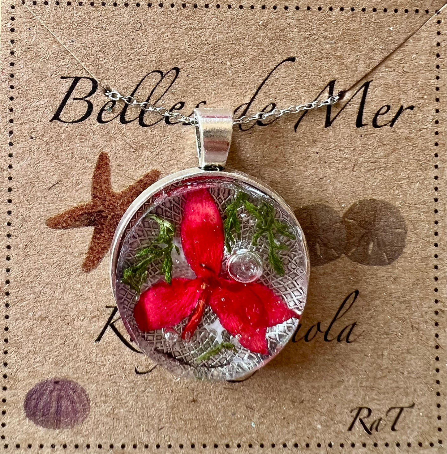 Pendentif ixora écarlate et feuillage d'achillilée mille feuilles