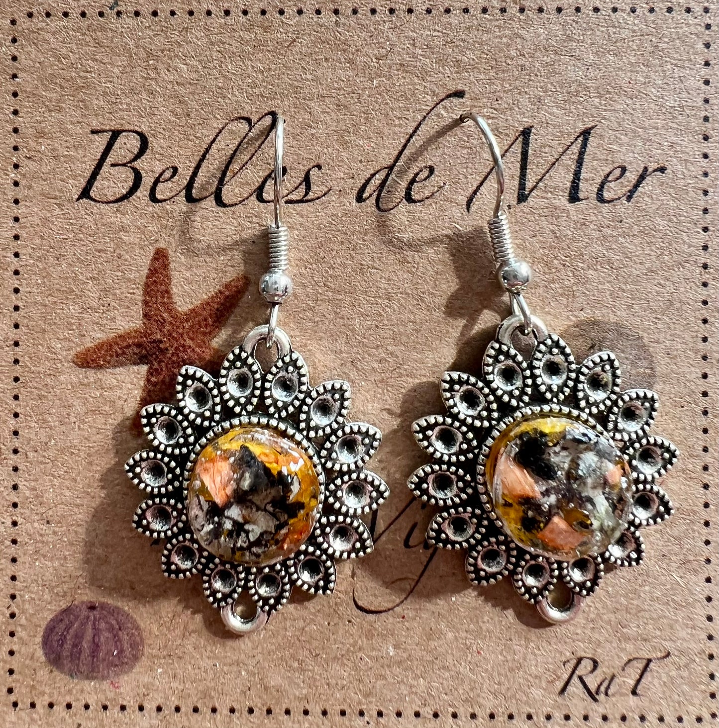 Boucles d’oreilles pétales de roses, marigold et lichen