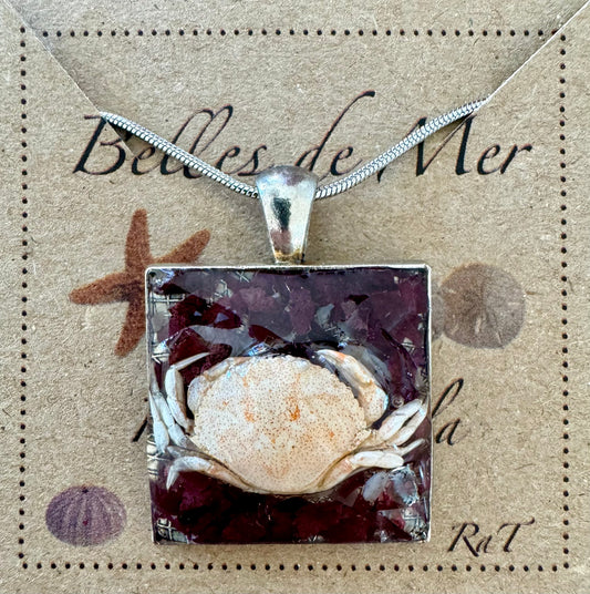 Pendentif crabe et algues rouges