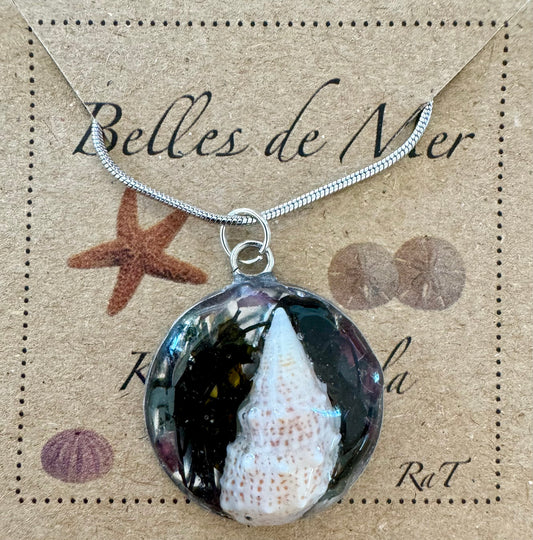 Pendentif escargot et algues rouges