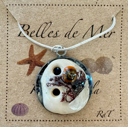 Pendentif coquillage de palourde algues rouges et escargot