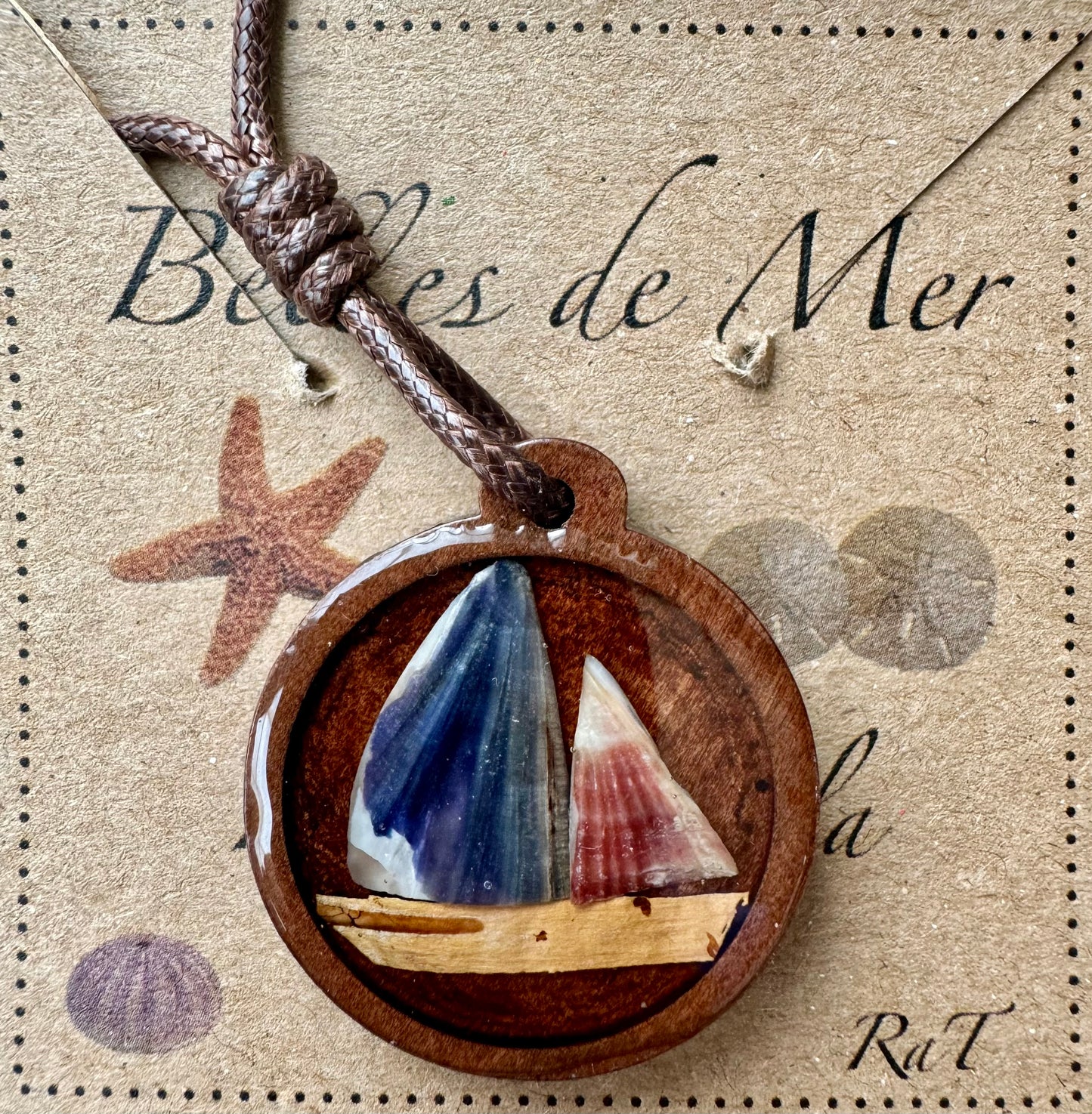 Pendentif coquillages de pétoncles et écorce de bouleau