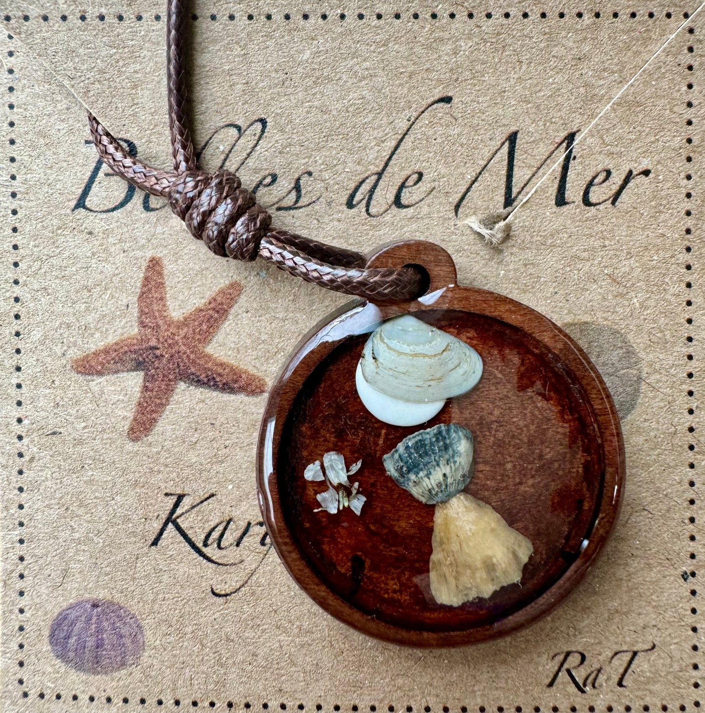 Pendentif coquillages de palourde, balanes et de moules et pétales d'achillée millefeuilles