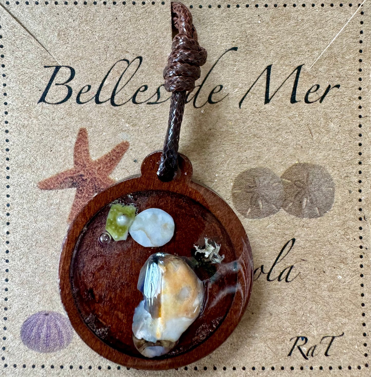 Pendentif coquillages de moule, oursin et lichen