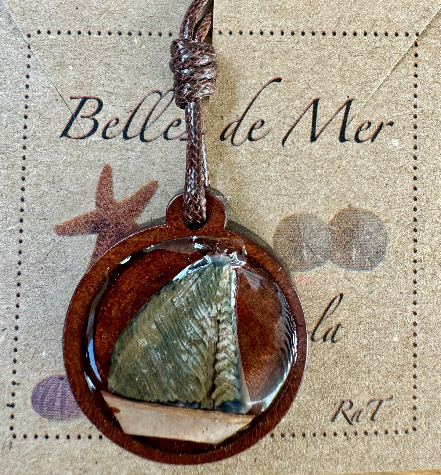 Pendentif coquillage et écorce de bouleau