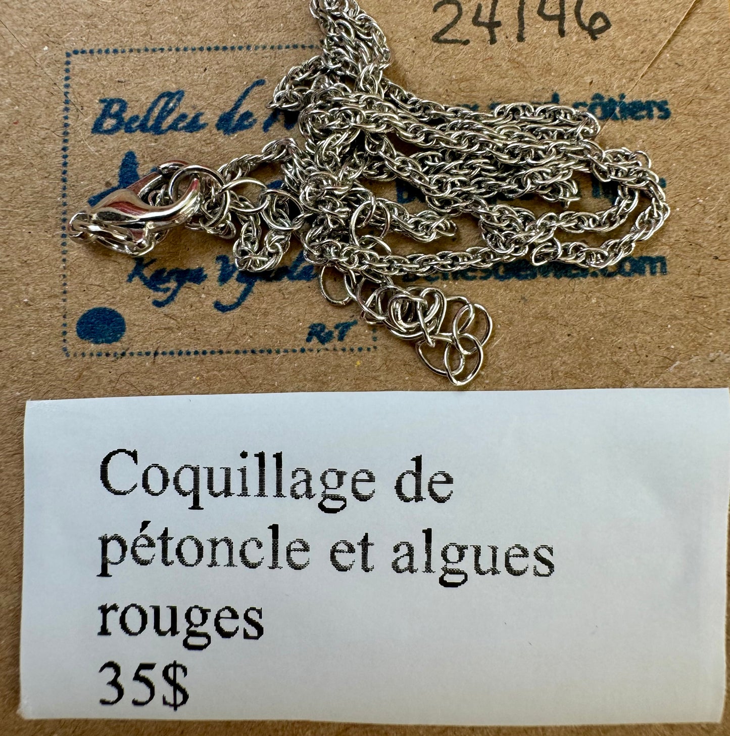 Pendentif coquillage de pétoncle et algues rouges