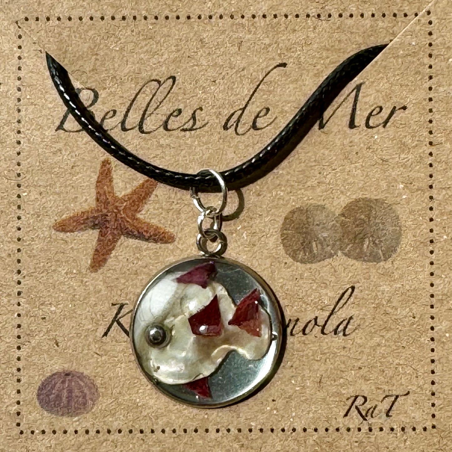 Pendentif coquillage d'huître et main palmée de mer