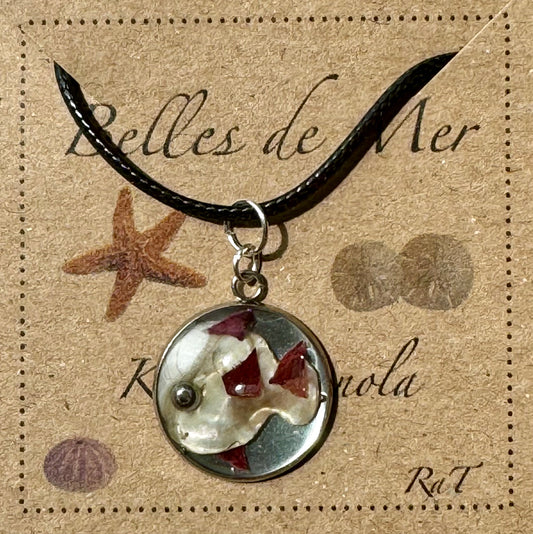 Pendentif coquillage d'huître et main palmée de mer